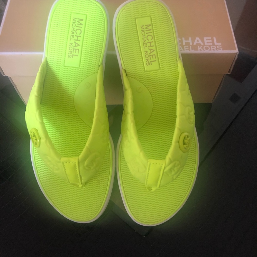Michael Kors Lyssa Thong Sandals- Green neon - Picture 8 of 8